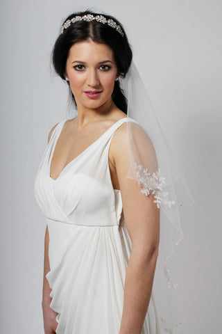 LACE APPLIQUE VEIL WITH PEARL
